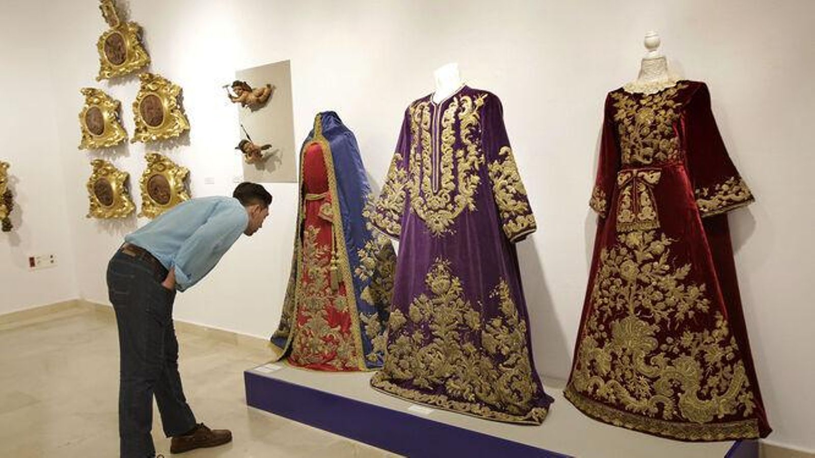 Bordados y otras piezas de la hermandad de Afligidos, en una exposición.