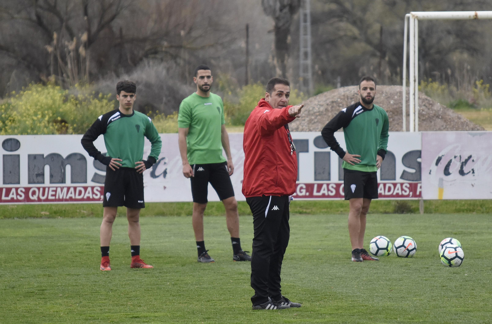 Sandoval da instrucciones junto a Álvaro Aguado, Álex Vallejo y Edu Ramos. Sandoval da instrucciones junto a Álvaro Aguado, Álex Vallejo y Edu Ramos.