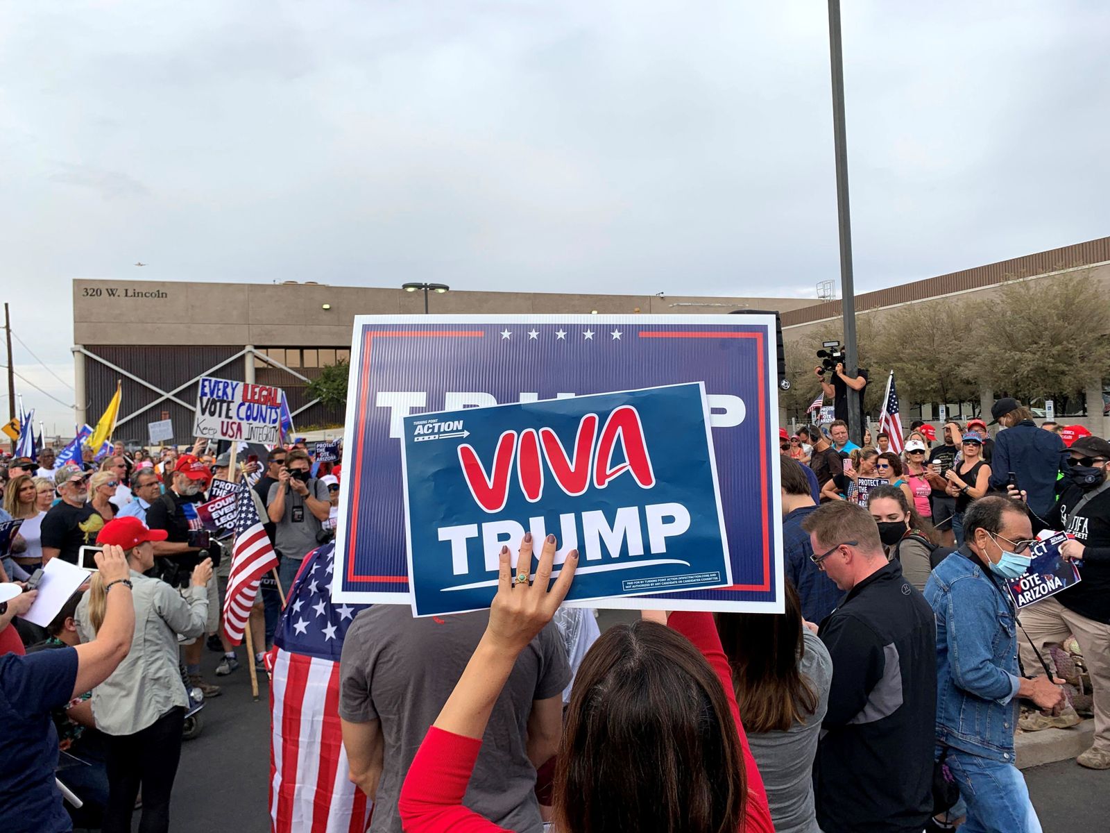Seguidores de Trump protestan en Phoenix, Arizona.