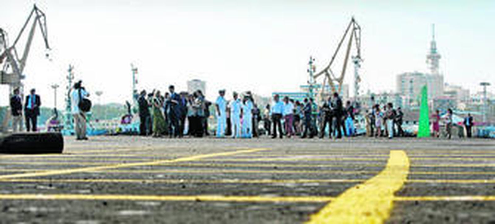 Numerosas autoridades y representantes del sector portuario visitaron las nuevas instalaciones de la nueva terminal ro-ro de Acciona Trasmediterránea.