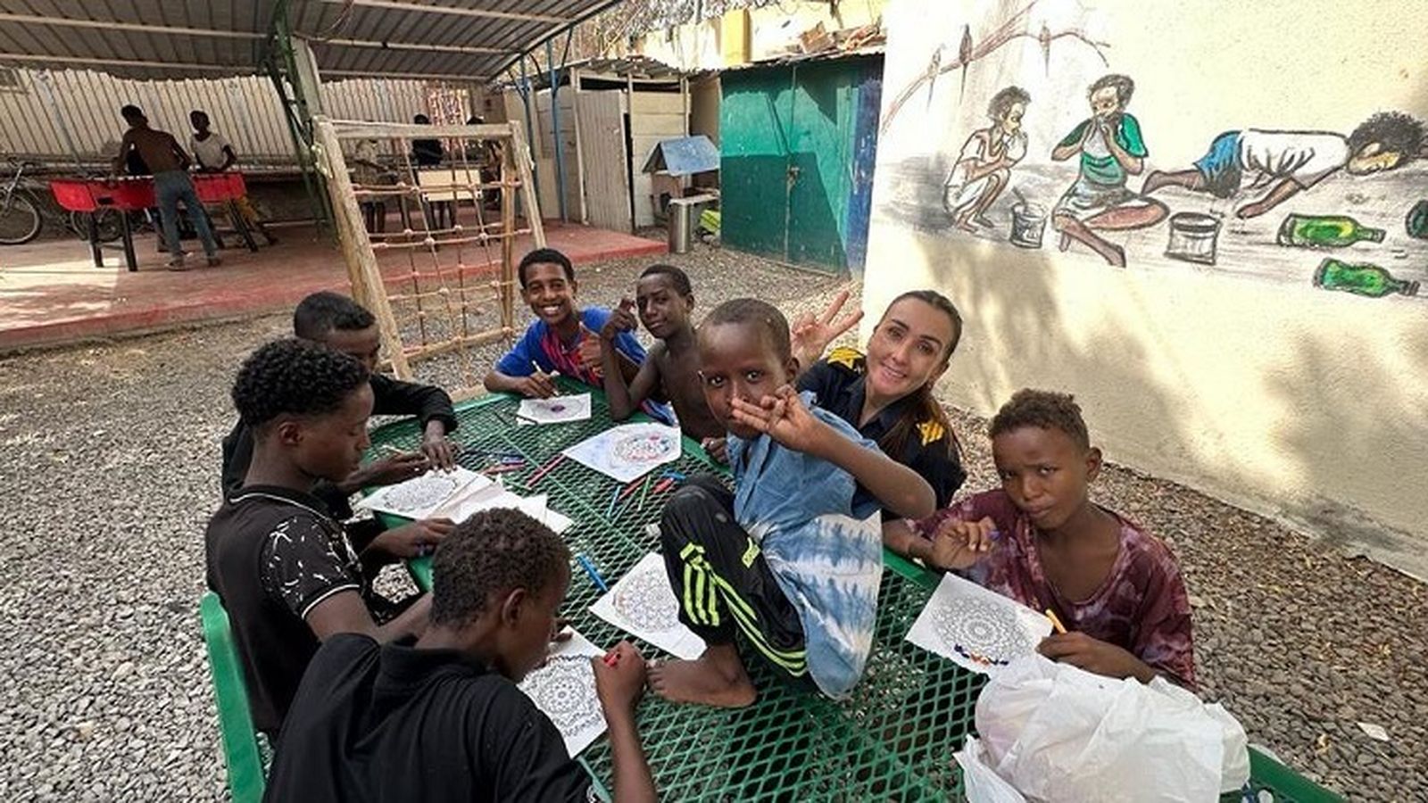 Una de las militares de la 'Navarra' con los niños.