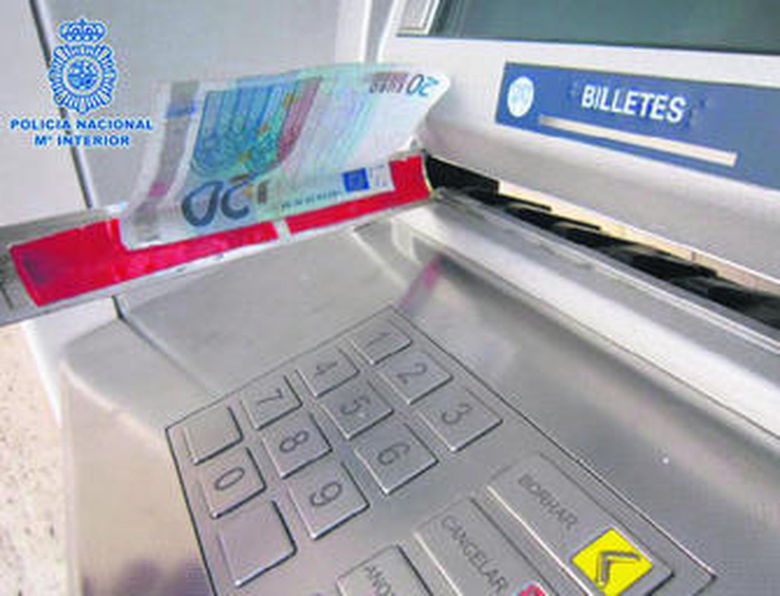 El grupo manipulaba los cajeros, colocando una pletina metálica con adhesivo.