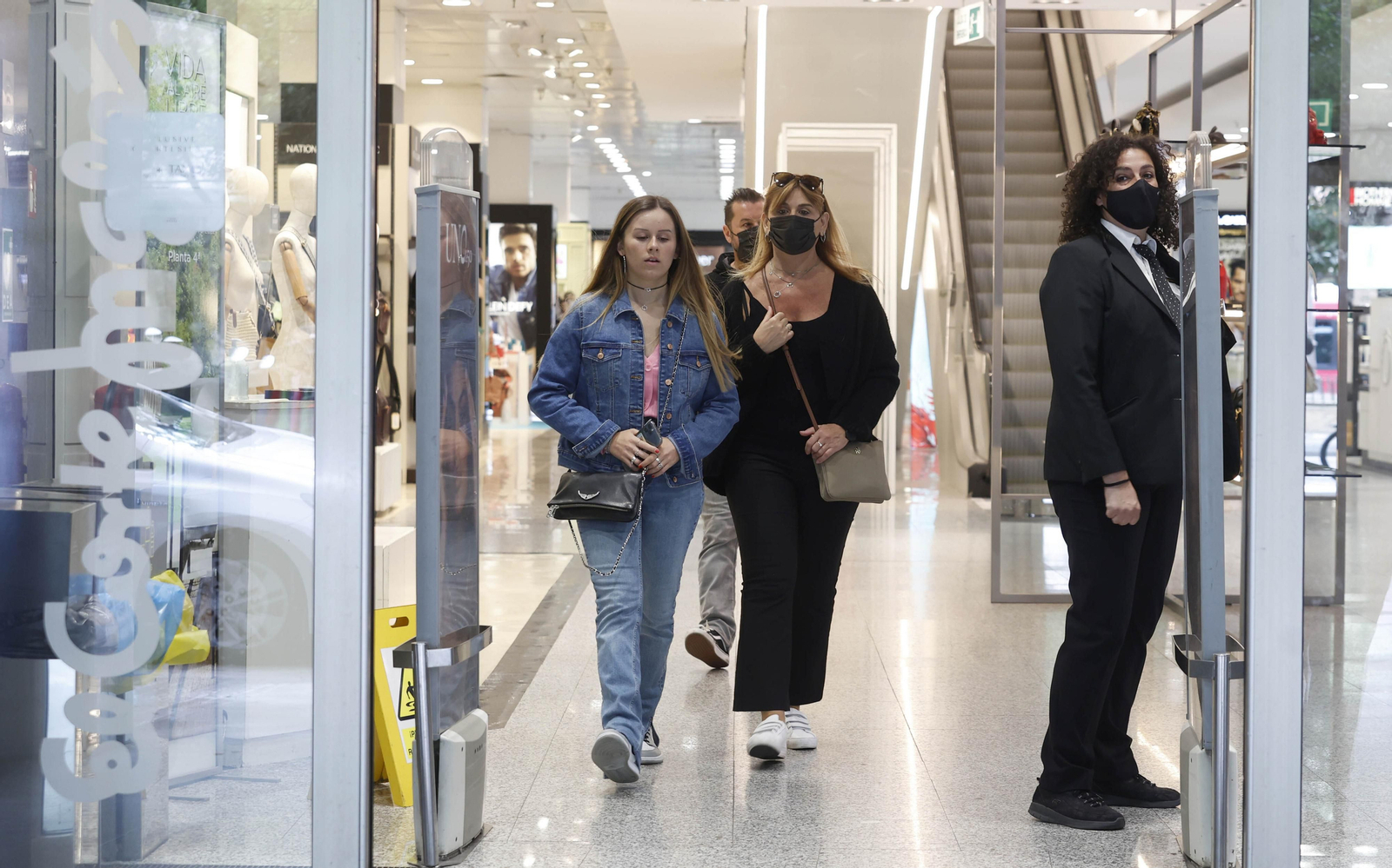 Imágenes del primer día sin mascarilla en interiores