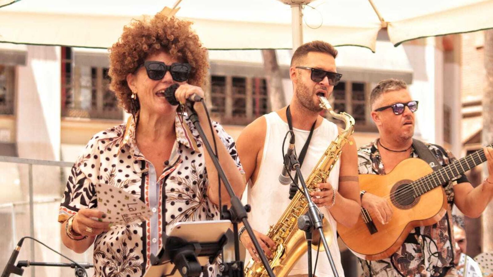 Encarni Navarro junto a sus músicos