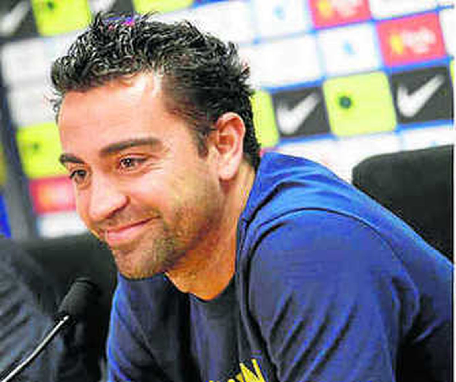 Xavi sonríe ante la prensa.