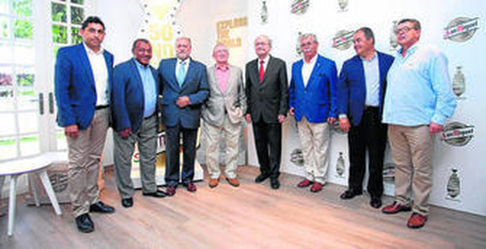 El responsable de la fábrica, José Manuel Huesa, con el alcalde de Málaga y empresarios de la ciudad.