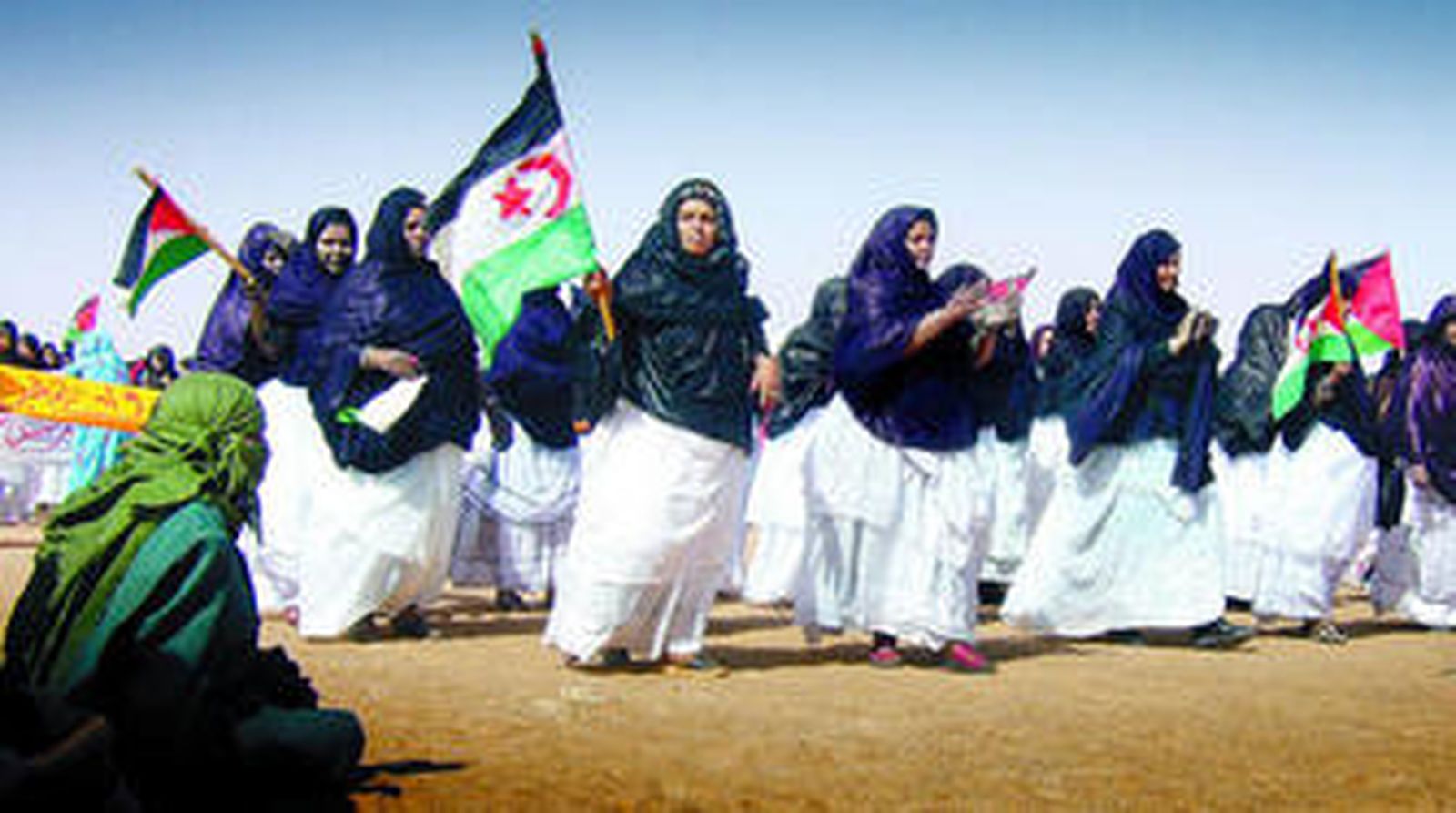 Mujeres saharauis en un desfile por la independencia.