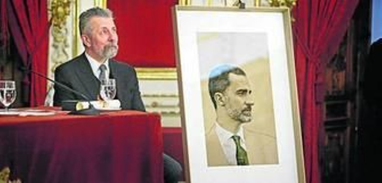 Hernán Cortés, en junio en Cádiz junto a un retrato del Rey.
