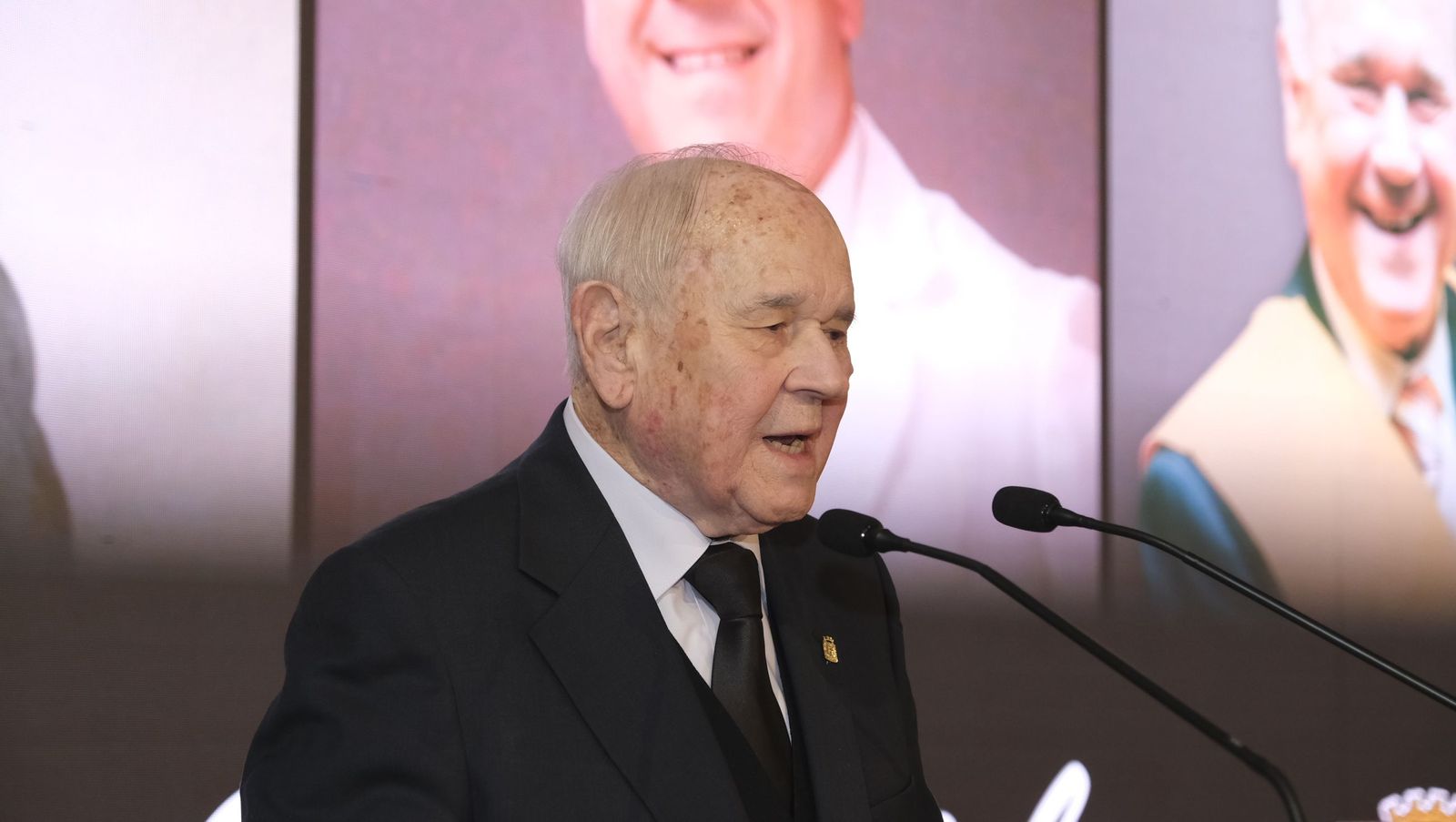 Las fotografías de la entrega del Escudo de Oro de la Provincia al Doctor Francisco Ortega Viñolo