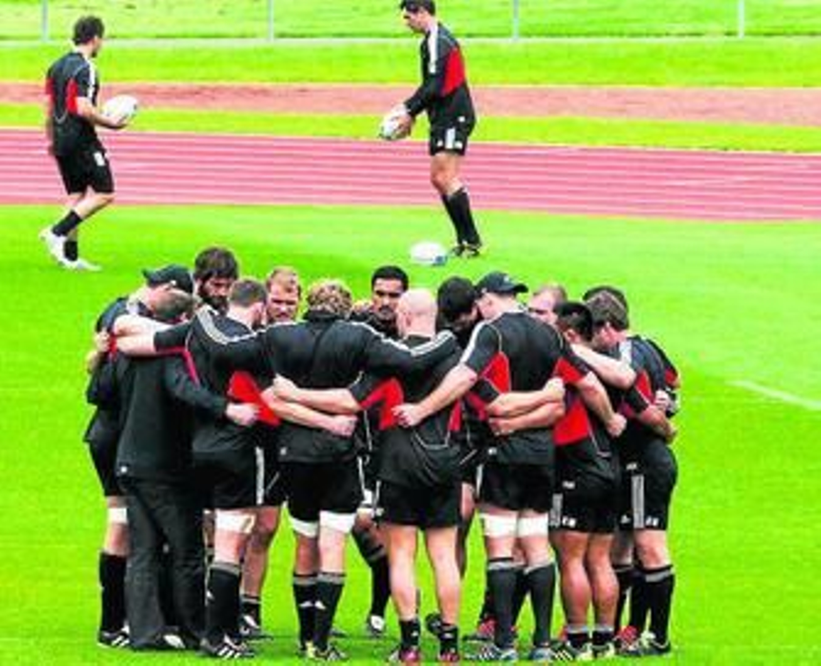 Los titulares de Nueva Zelanda haciendo piña ayer.