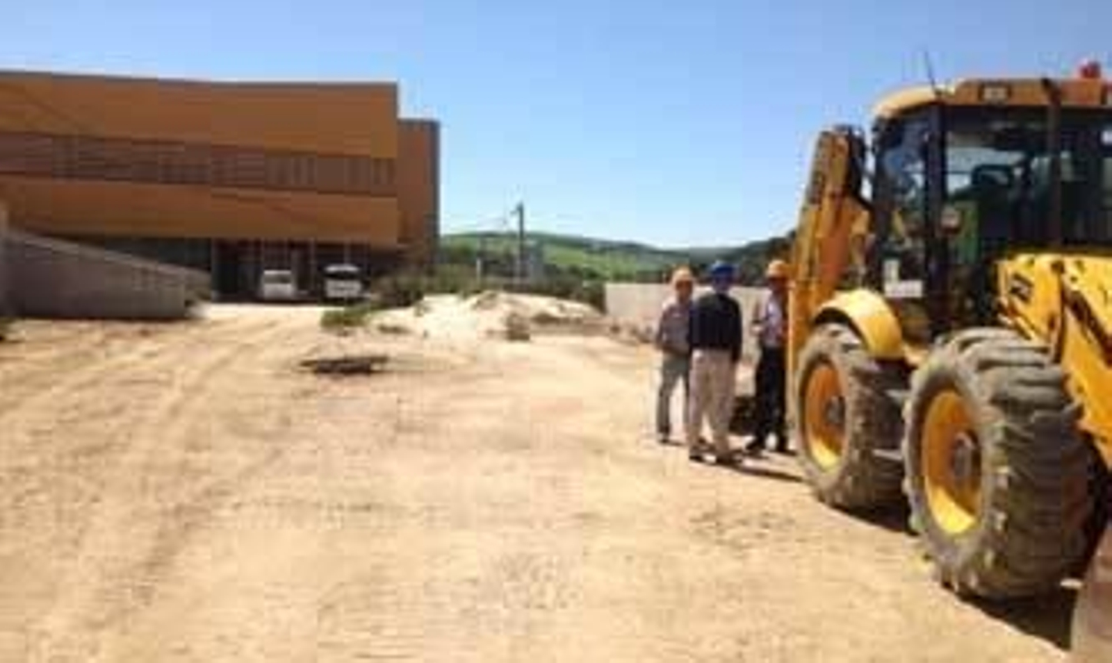 Una excavadora, ayer junto al edificio del futuro hospital de especialidades de La Janda.