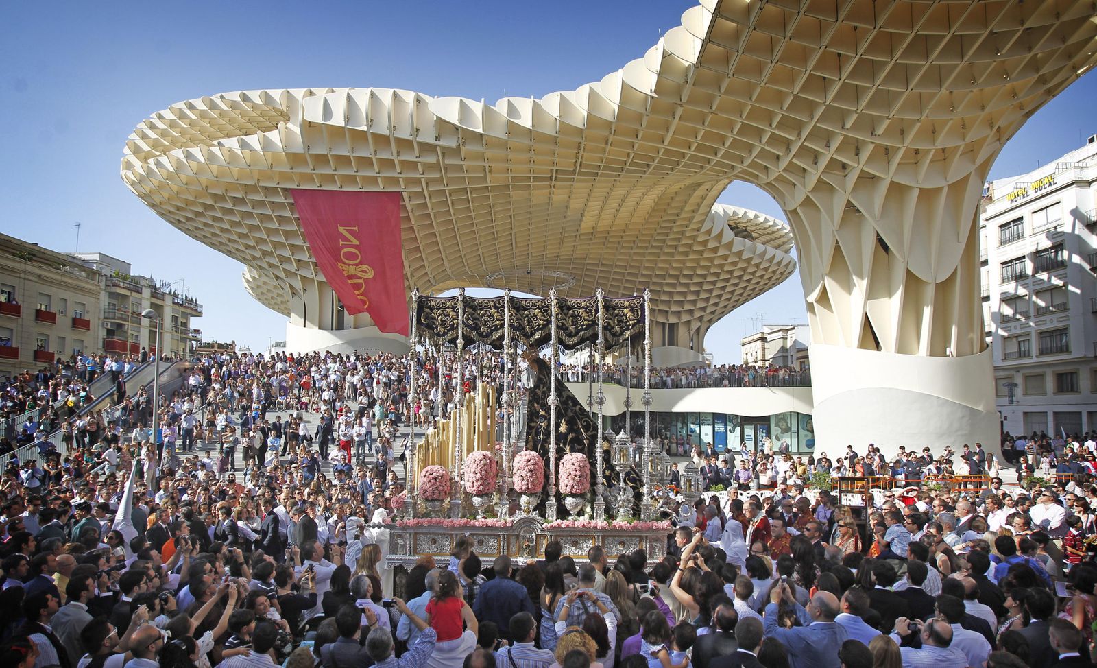 El paso de palio de la Virgen del Subterráneo de la Hermndad de la Cena pasando bajo las ‘setas’ el Domingo de Ramos de 2011.