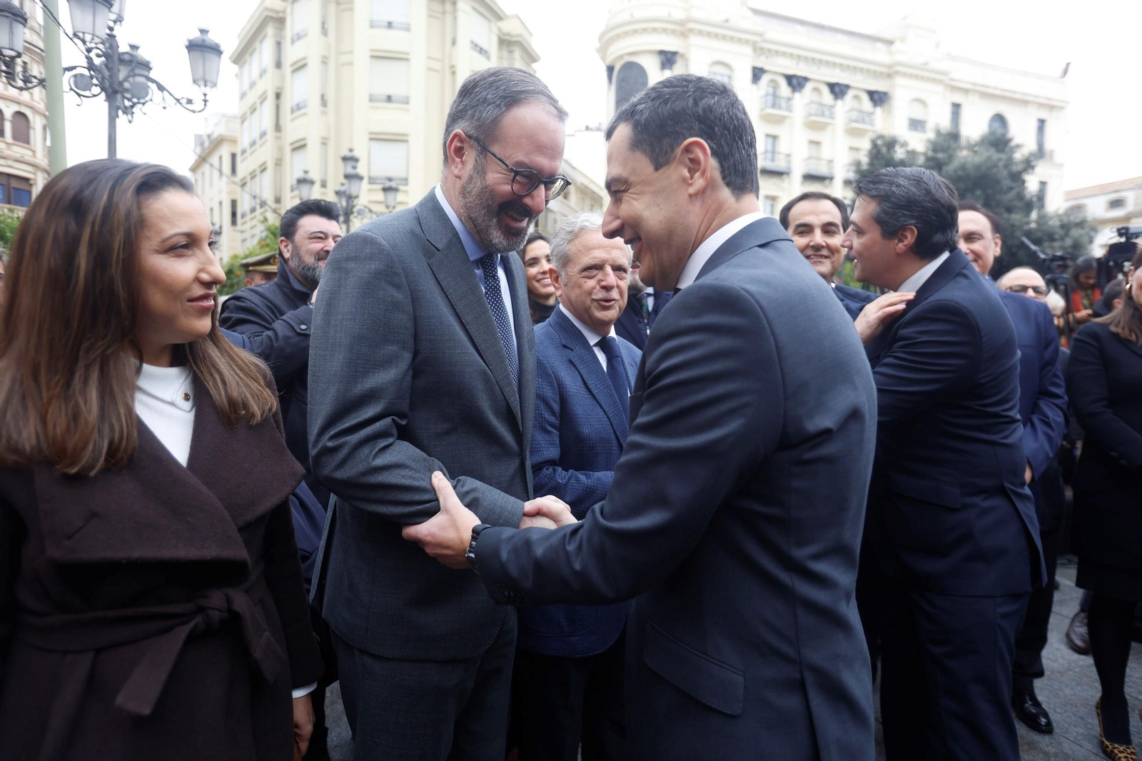 Juanma Moreno inaugura el monumento homenaje al Día de la Bandera de Andalucía en Córdoba, en imágenes