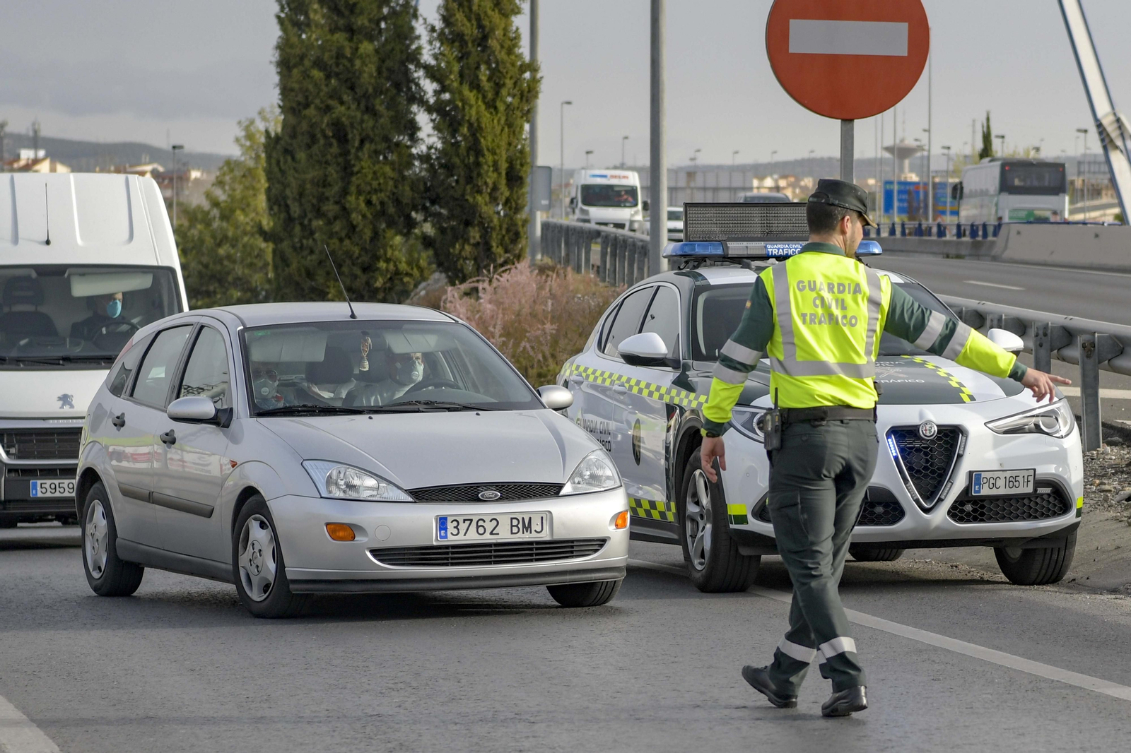 Un agente de la Guardia Civil en un control de tráfico.
