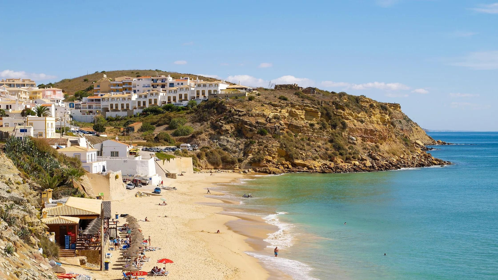 Un pequeño pueblito de casas encaladas que miran al mar