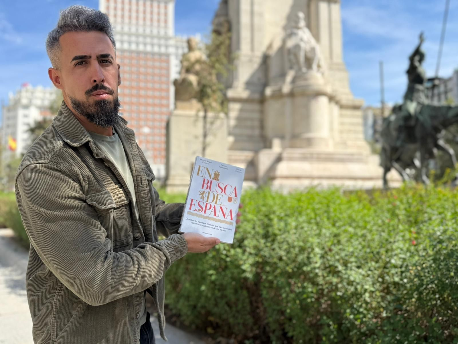 Manuel Ángel Cuenca posa con el libro.