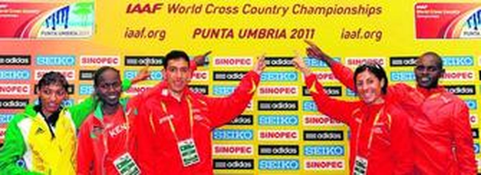 Participantes en el Mundial de cross de Punta Umbría posan juntos durante la presentación de la prueba ayer.
