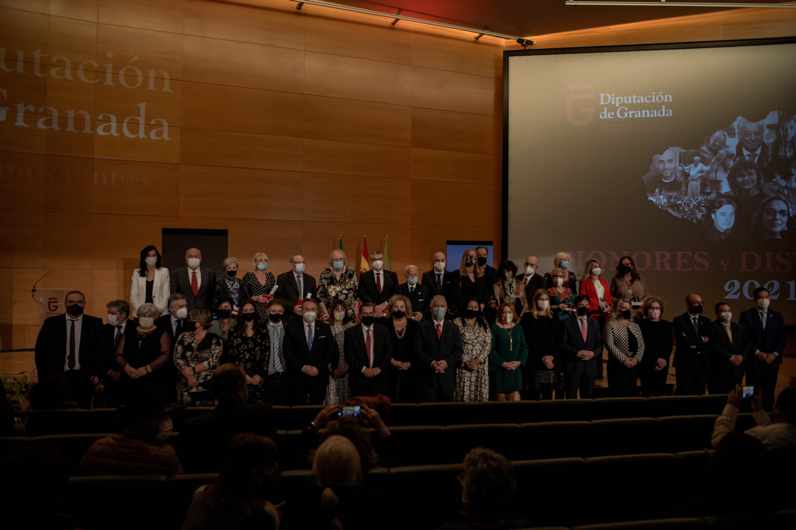 Foto de familia de todos los premiados y de los miembros de la corporación de la Diputación Provincial