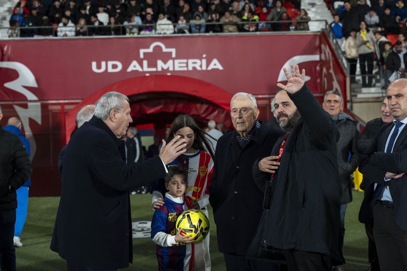Fotogalería del partido homenaje a Guillermo Blanes entre los veteranos de la UD Almería y el FC Barcelona