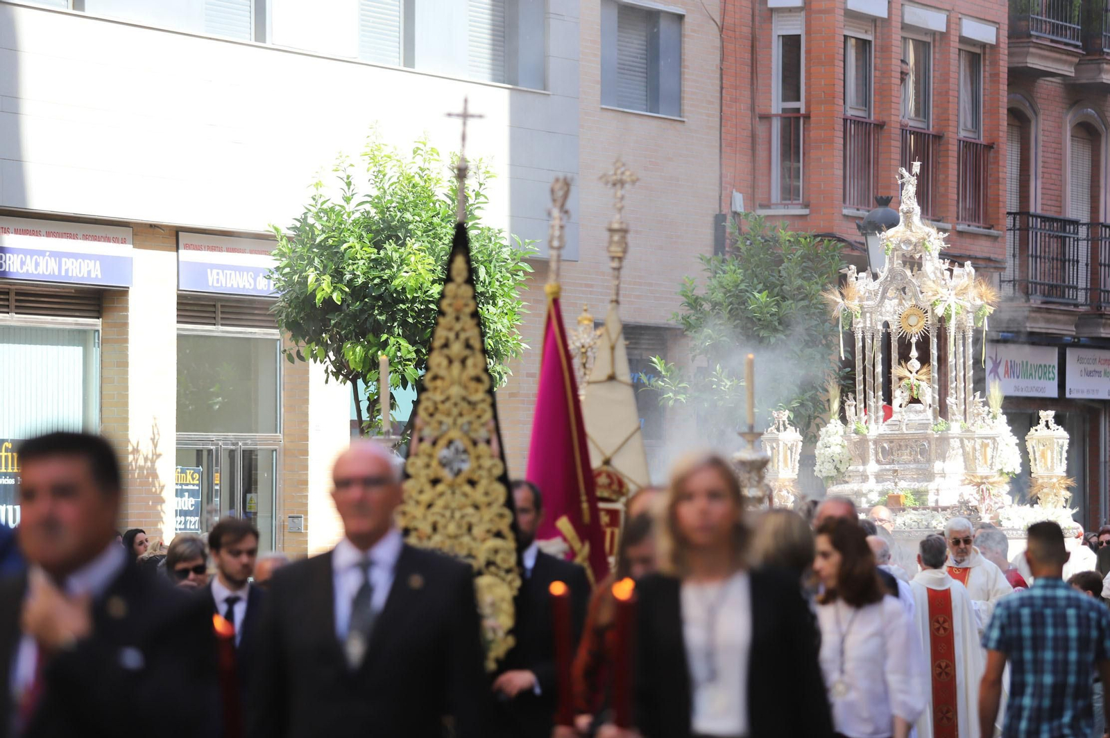 Imágenes del Corpus Christi recorriendo las calles de Huelva