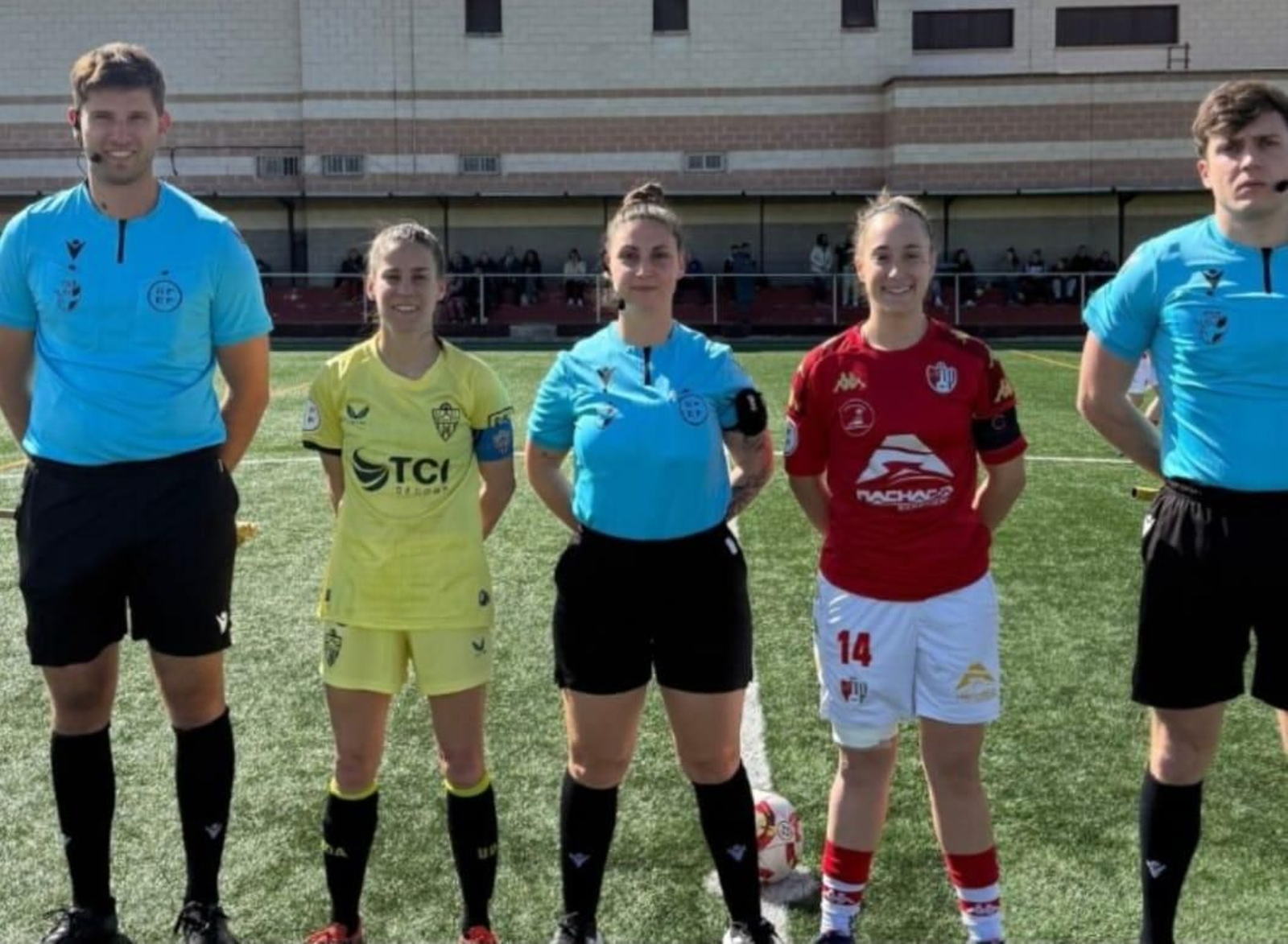 Las capitanas de ambos equipos posan con el trío arbitral antes del comienzo del encuentro en la localidad granadina.