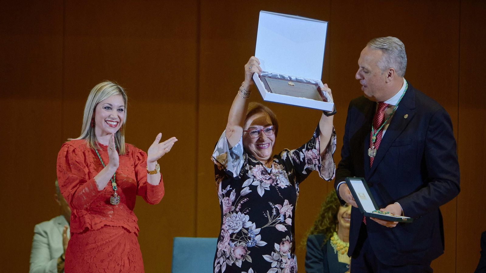 Mercedes Montano recibe la Medalla de manos de Lucía Trujillo y Juan Carlos Ruiz Boix
