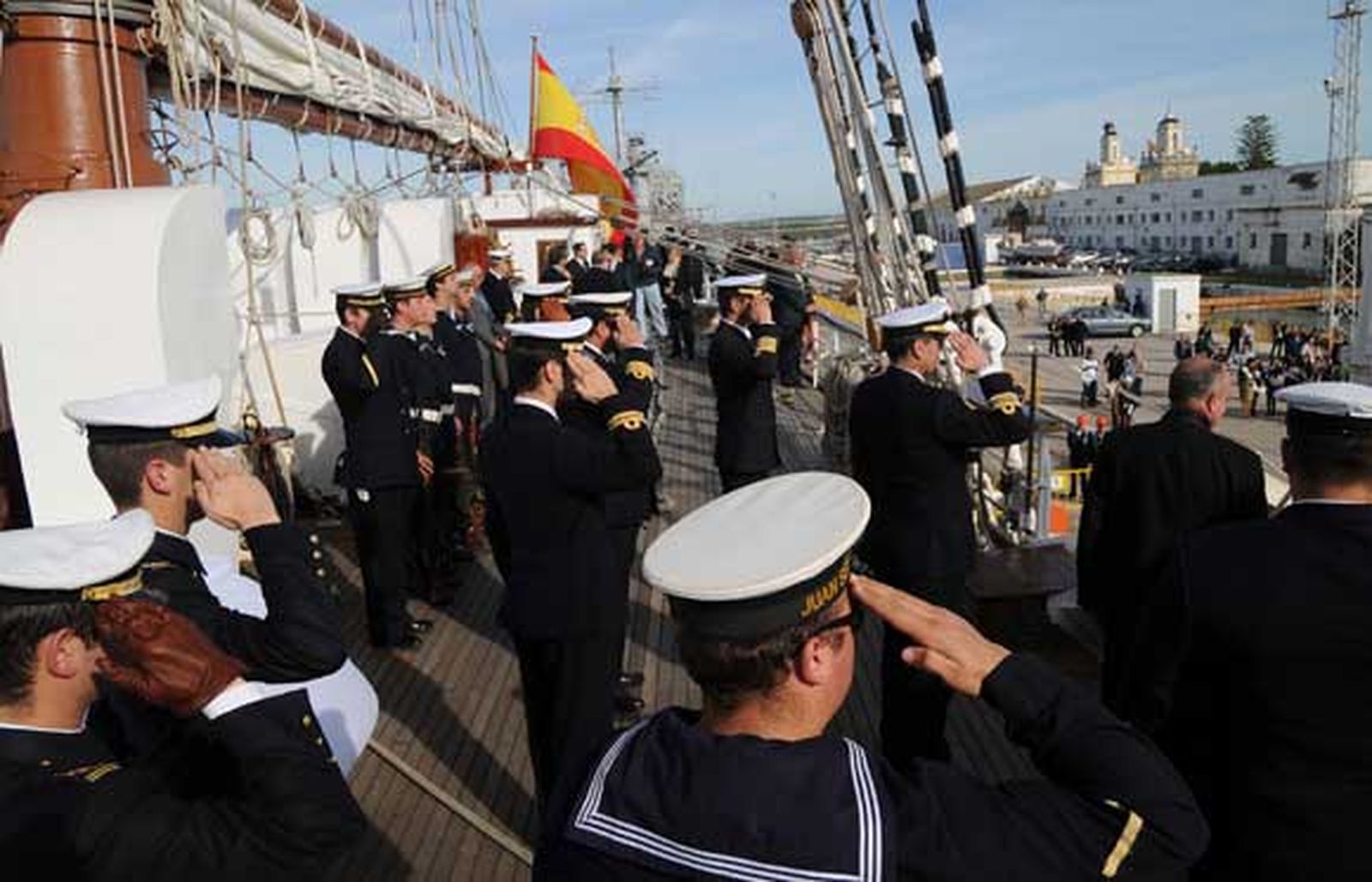 San Fernando despide en el Arsenal de La Carraca al buque escuela de la Armada, que partió de forma excepcional en uno de los primeros grandes actos conmemorativos del 2010

Foto: Javier Gonzalez