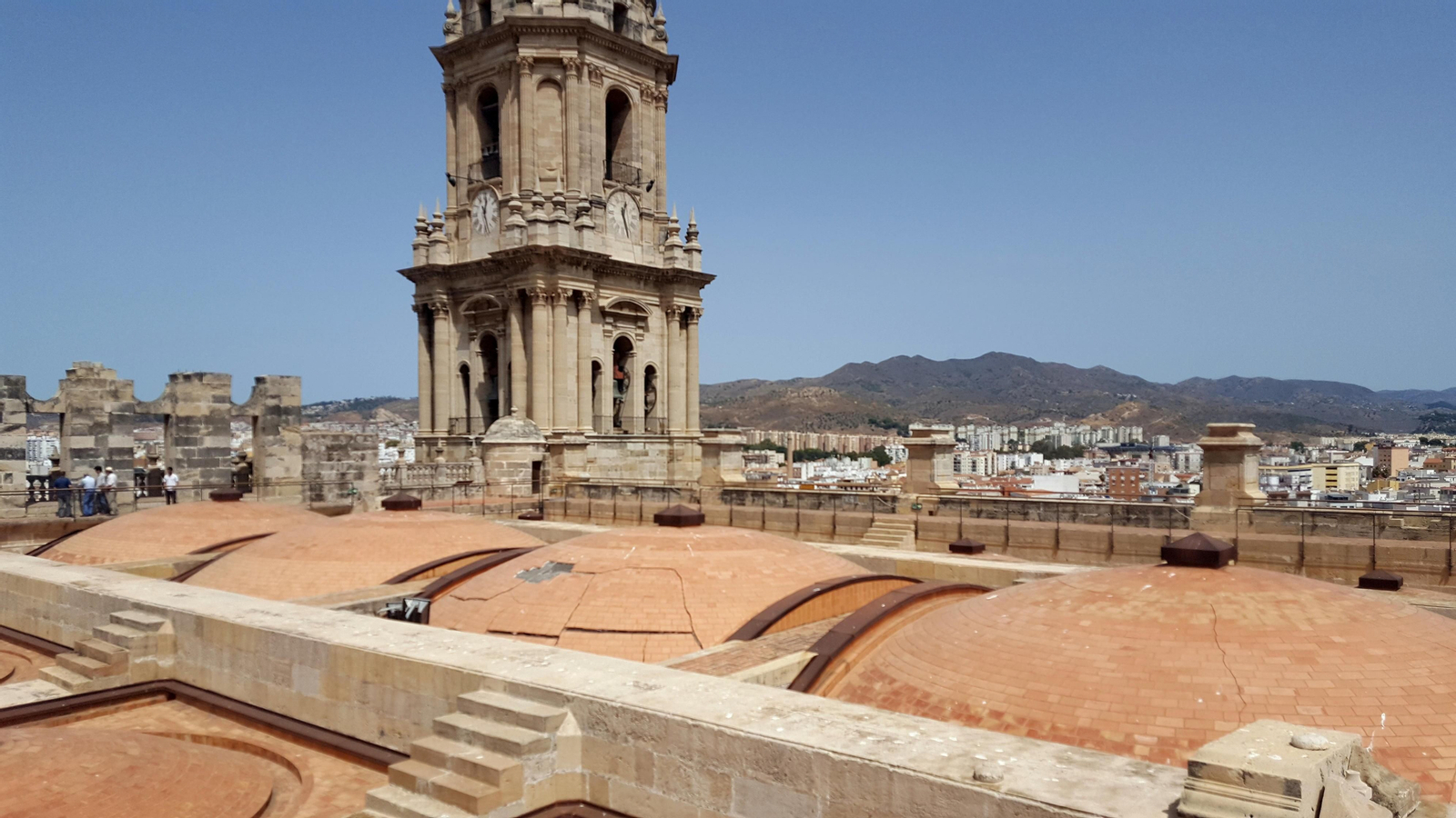 Grietas en la cubierta de la Catedral de Málaga. Grietas en la cubierta de la Catedral de Málaga.