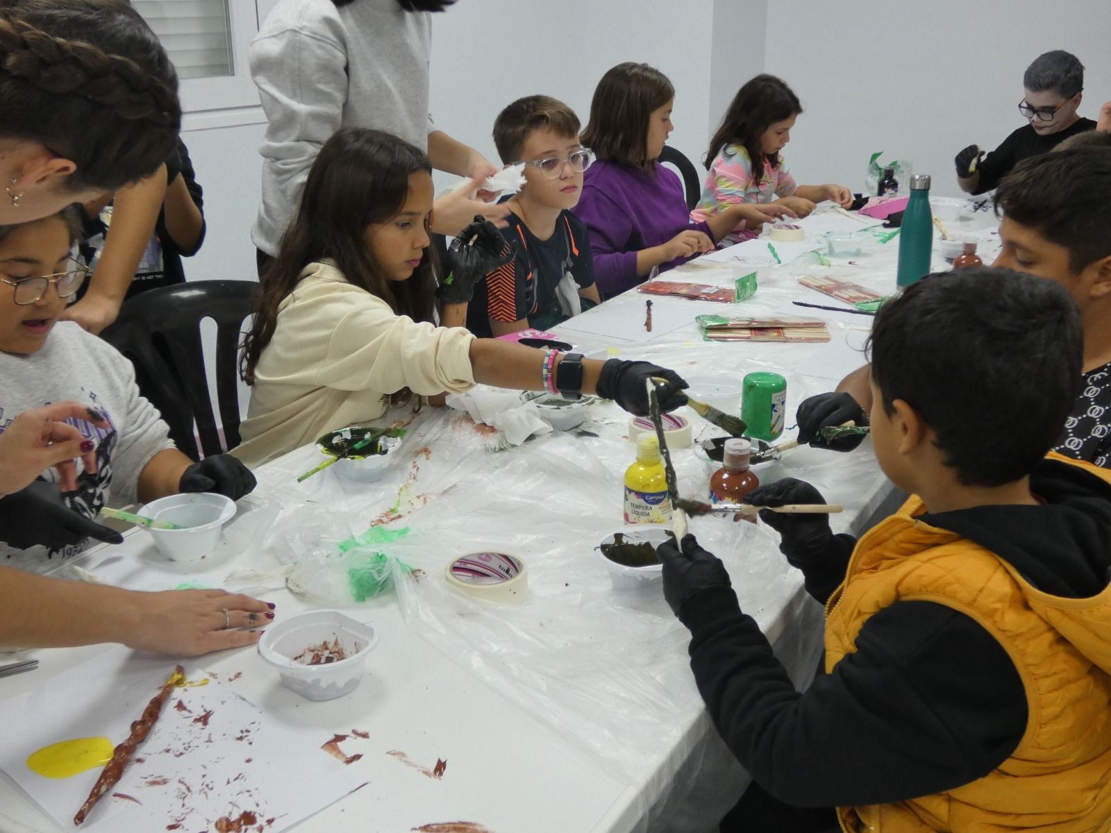 Los niños disfrutan de la fiesta.