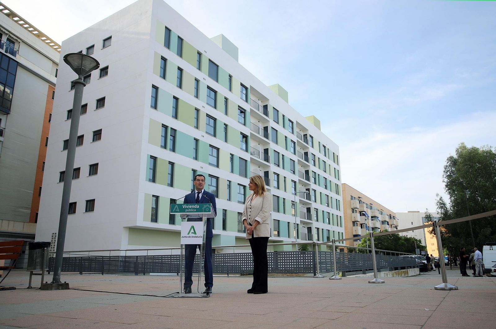 Imágenes de la visita de Juanma Moreno a la promoción de viviendas "Pescadería" en Huelva
