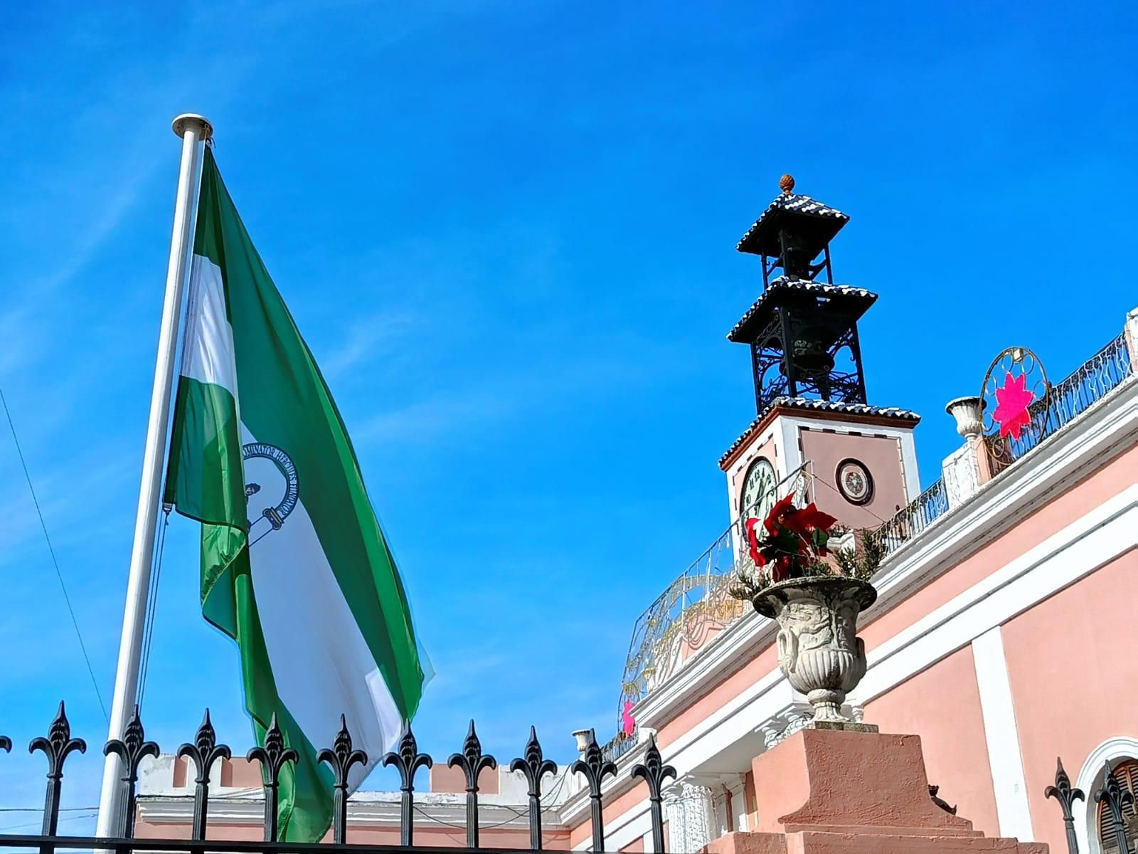 Izado de la bandera de Andalucía en el patio de la Casa Consistorial