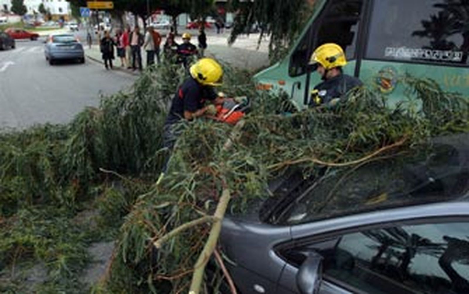 Los bomberos realizan veinte salidas por la lluvia