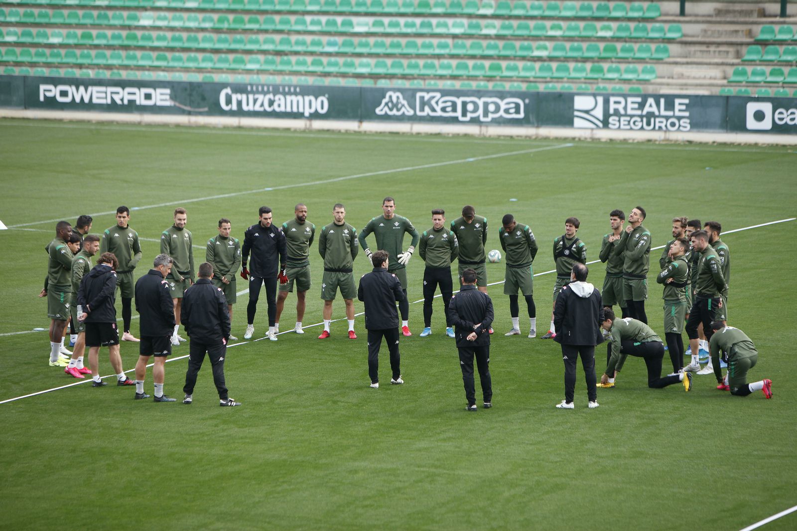 Rubi dialoga con la plantilla antes del entrenamiento.