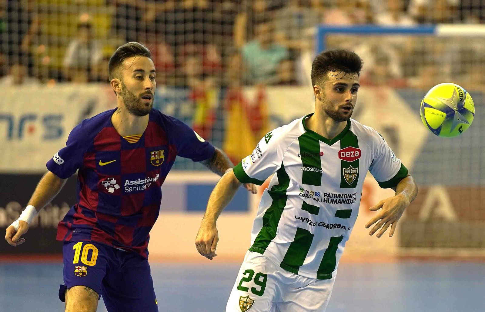 César intenta controlar el balón en presencia de Rivillos, del Barça, en el duelo de la primera vuelta en Vista Alegre.
