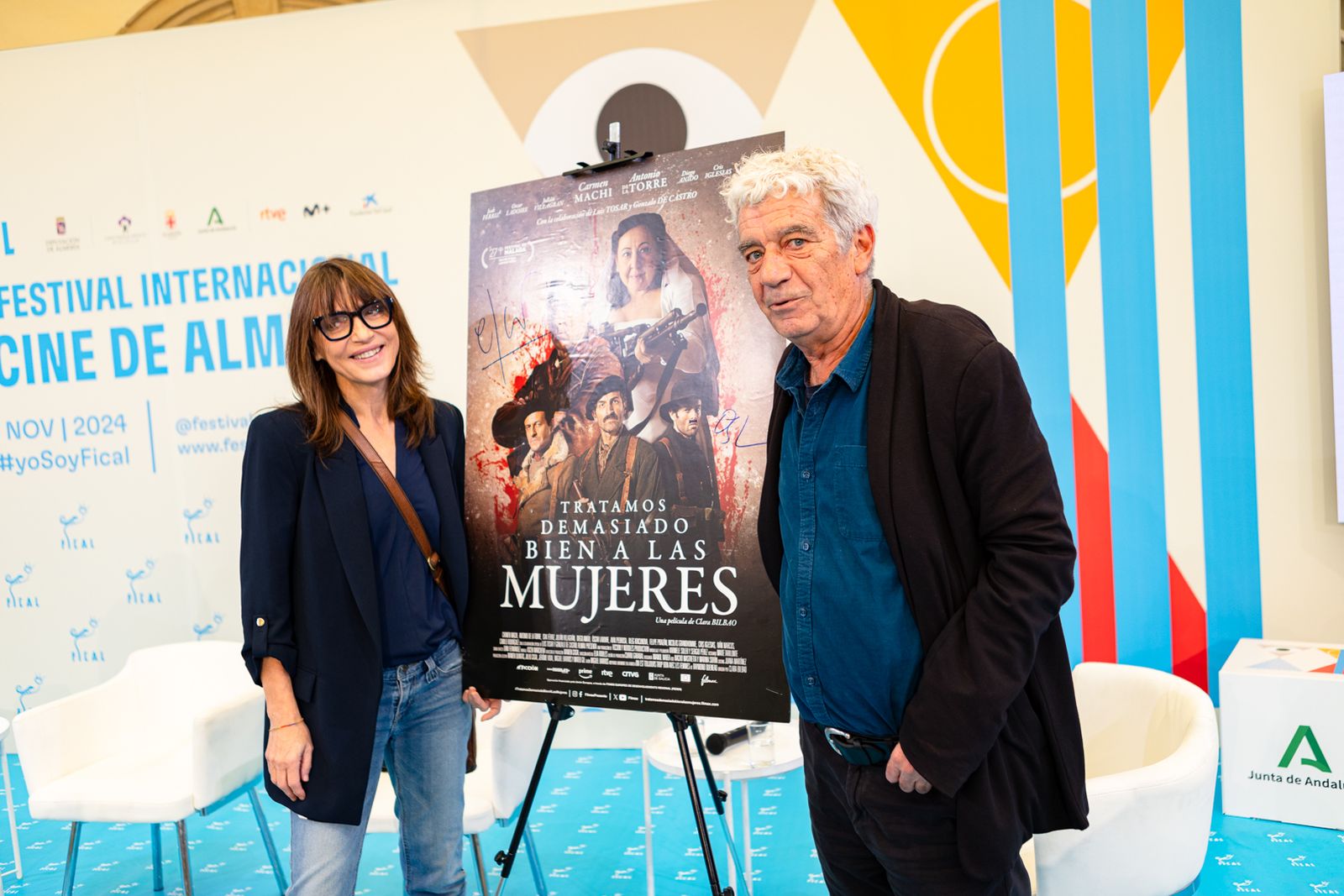 Clara Bilbao junto al veterano actor Óscar Ladoire.