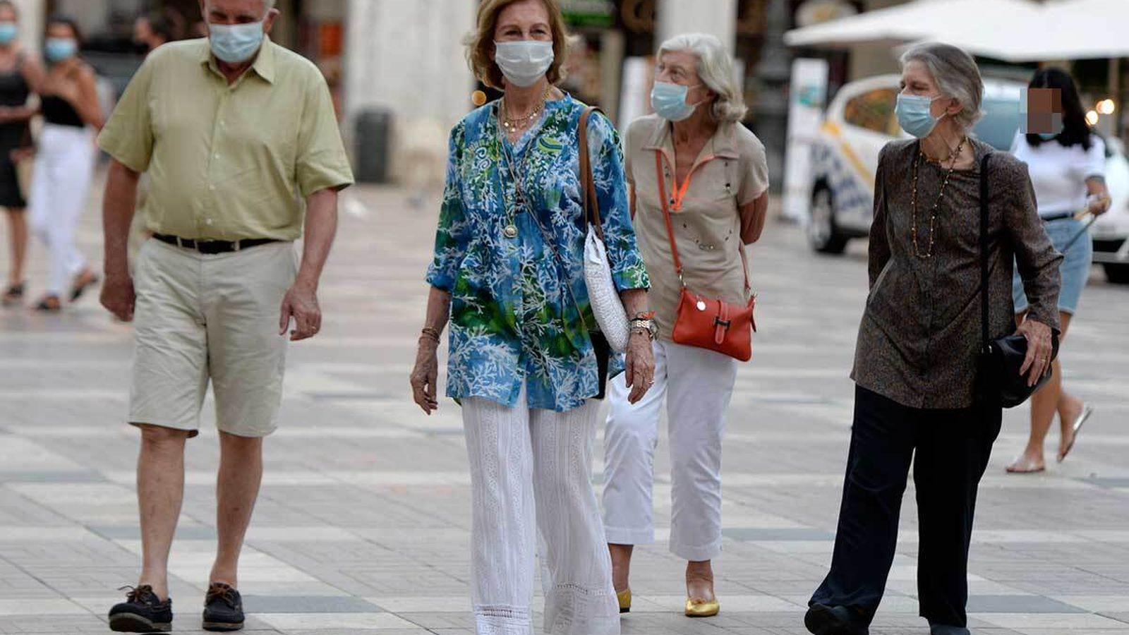 La Reina Sofía, paseando por Palma con su hermana y unos amigos.