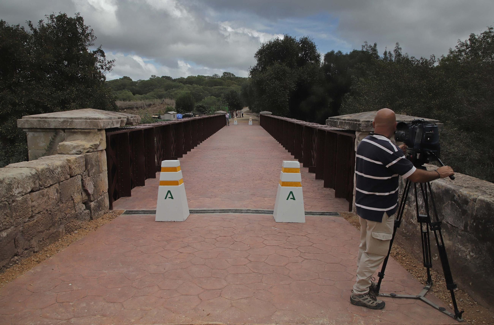 Fotos de la visita del Puente de Hierro del río Palmones tras la finalización de las obras de rehabilitación realizadas por la Junta de Andalucía en Los Barrios