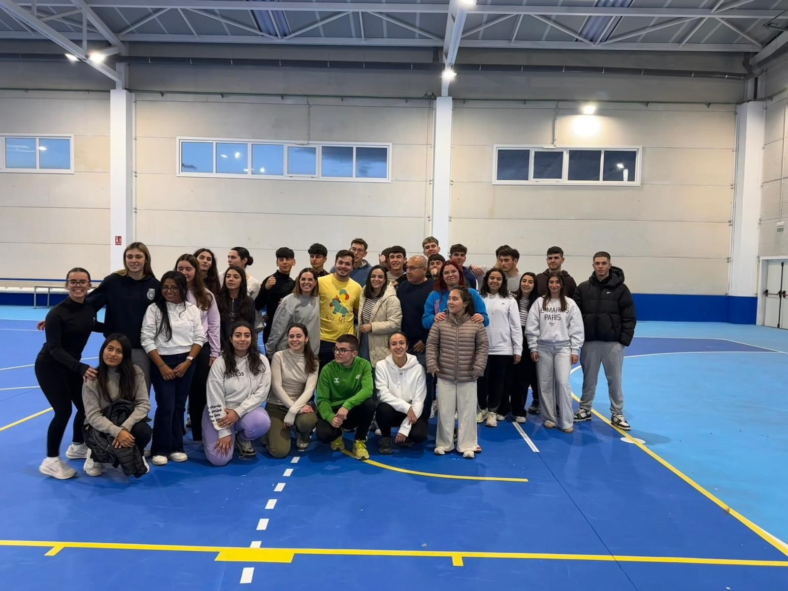 Las autoridades acompañaron al alumnado al inicio del curso.