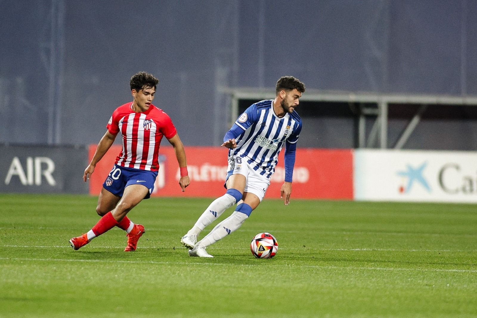 Luis Alcalde controla el balón en el partido de ida
