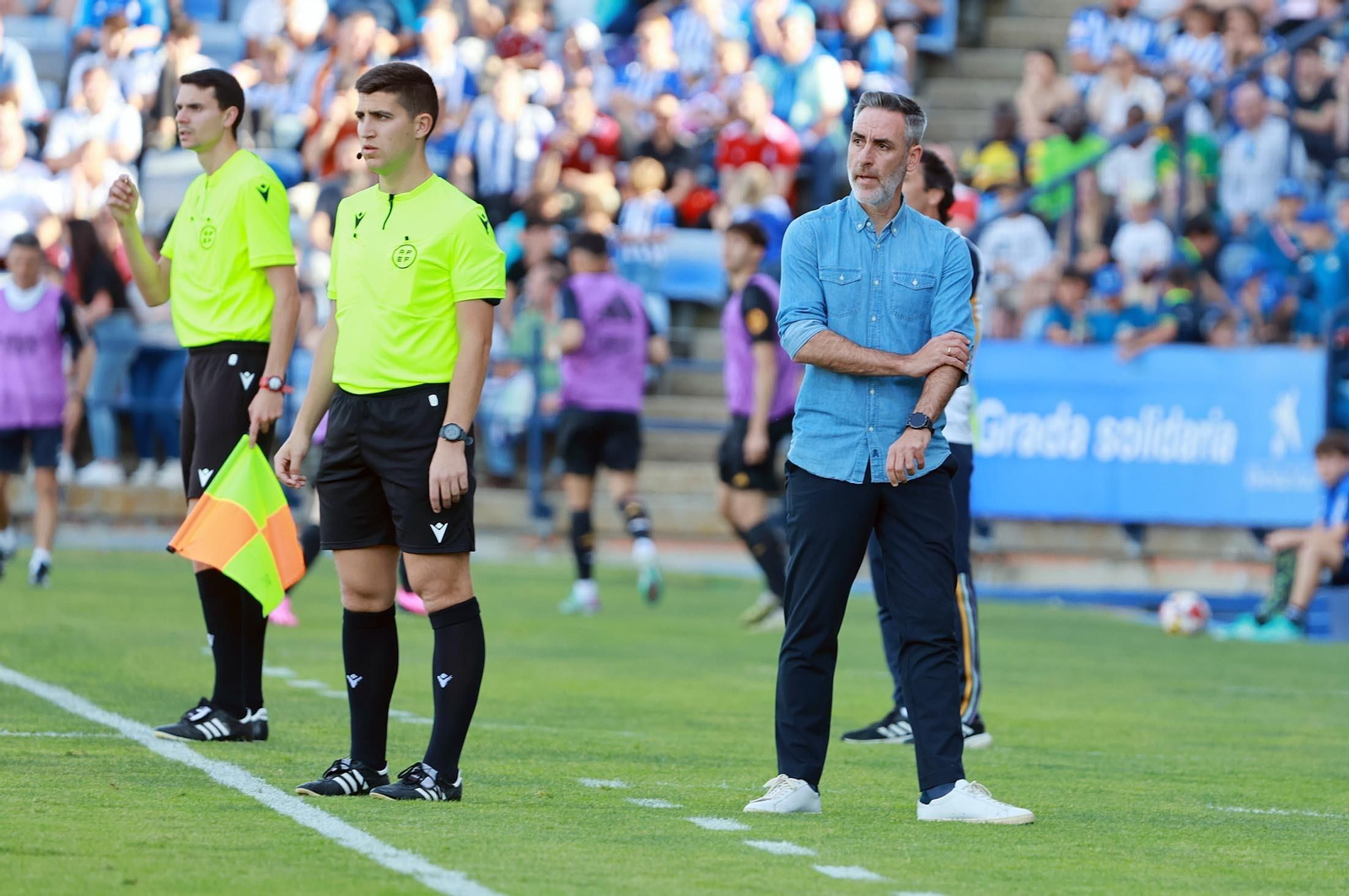 Abel Gómez, en la banda del Nuevo Colombino, durante el partido con el Real Madrid Castilla.