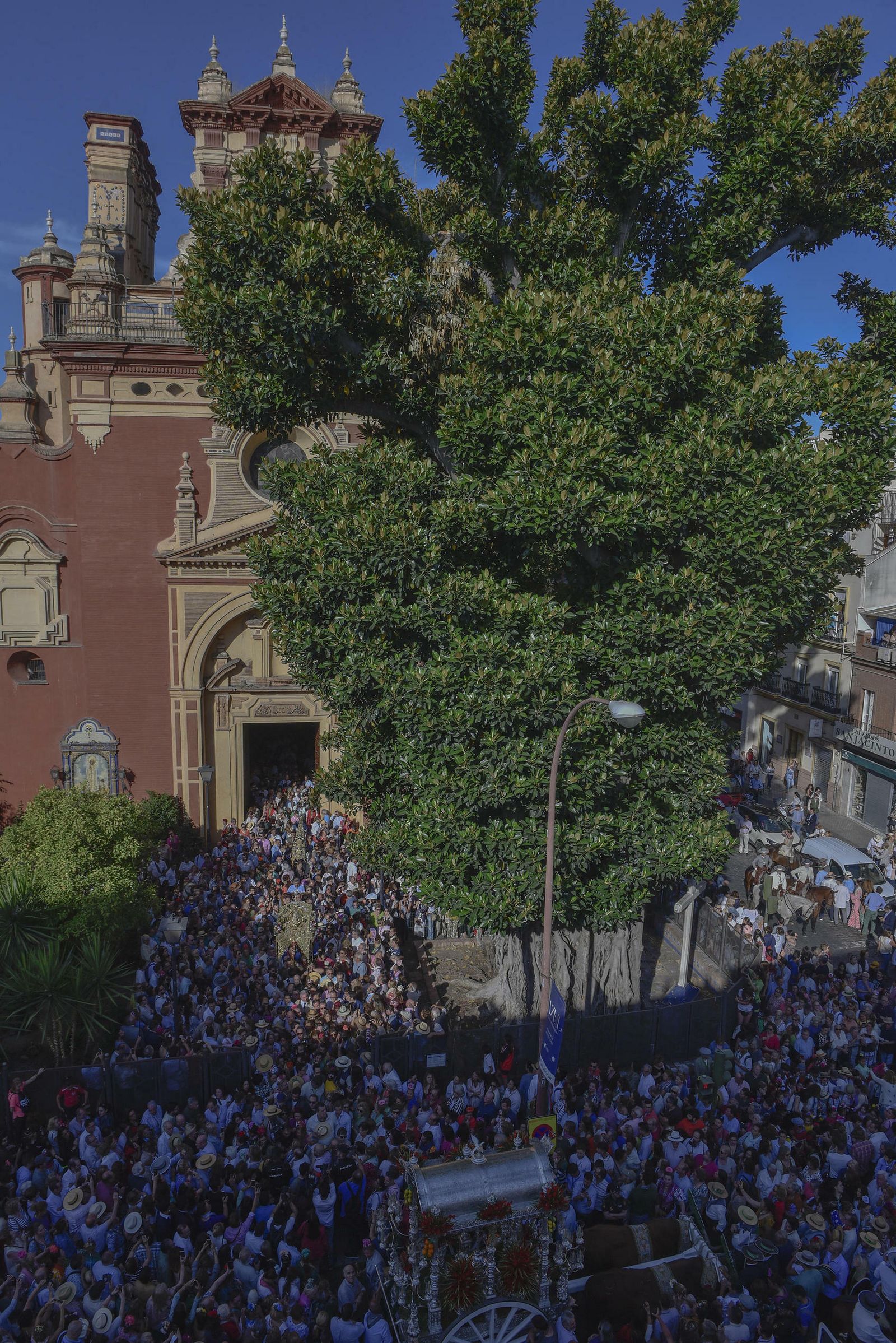 La salida de la Hermandad del Rocío de Triana, en imágenes