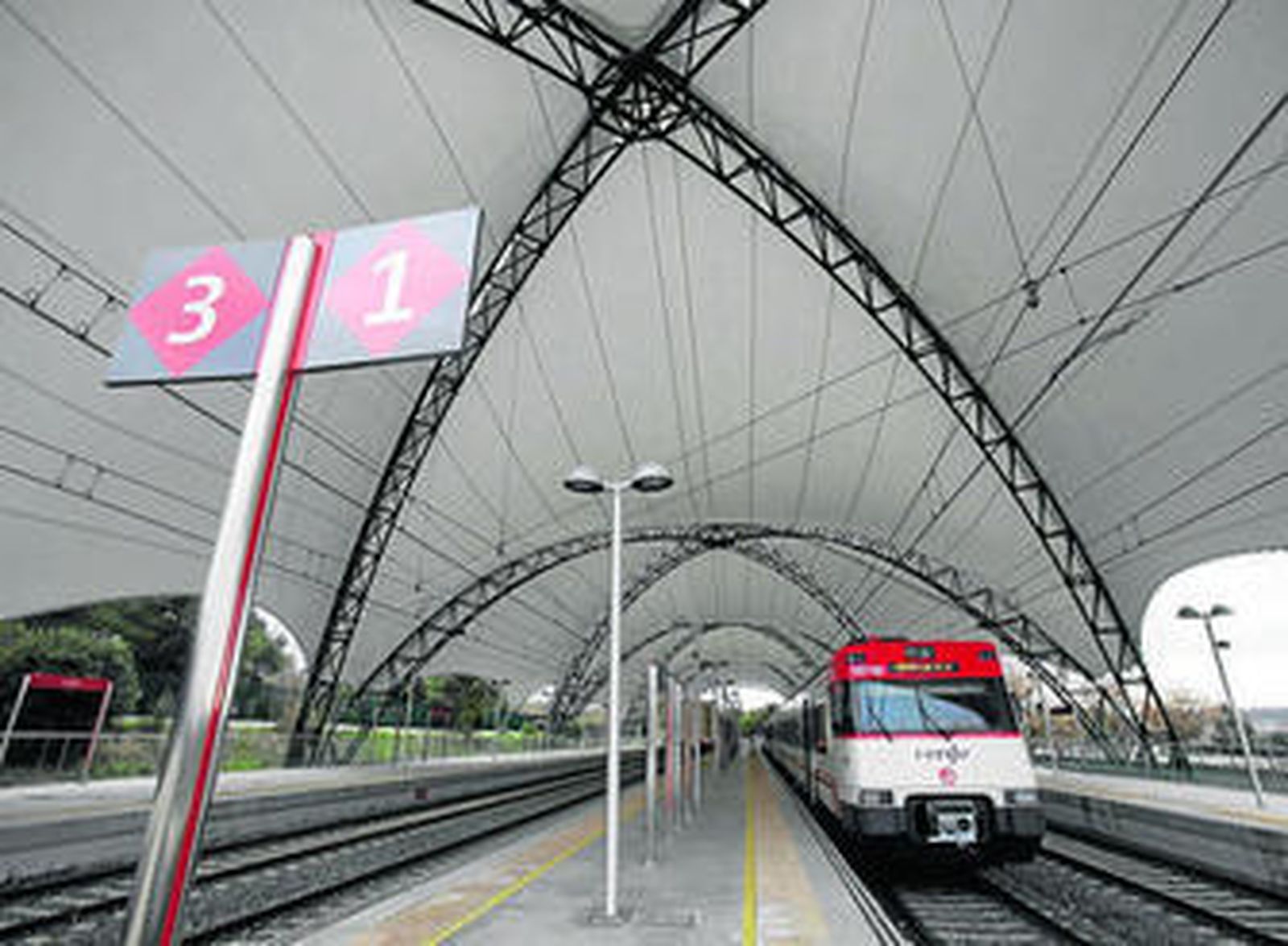 La estación del Cercanías de la Cartuja, de la que debe arrancar la ampliación hasta Los Remedios.