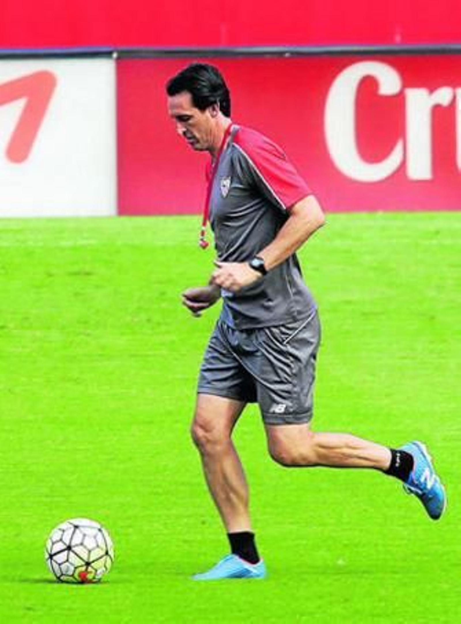 Emery conduce el balón durante el entrenamiento previo.