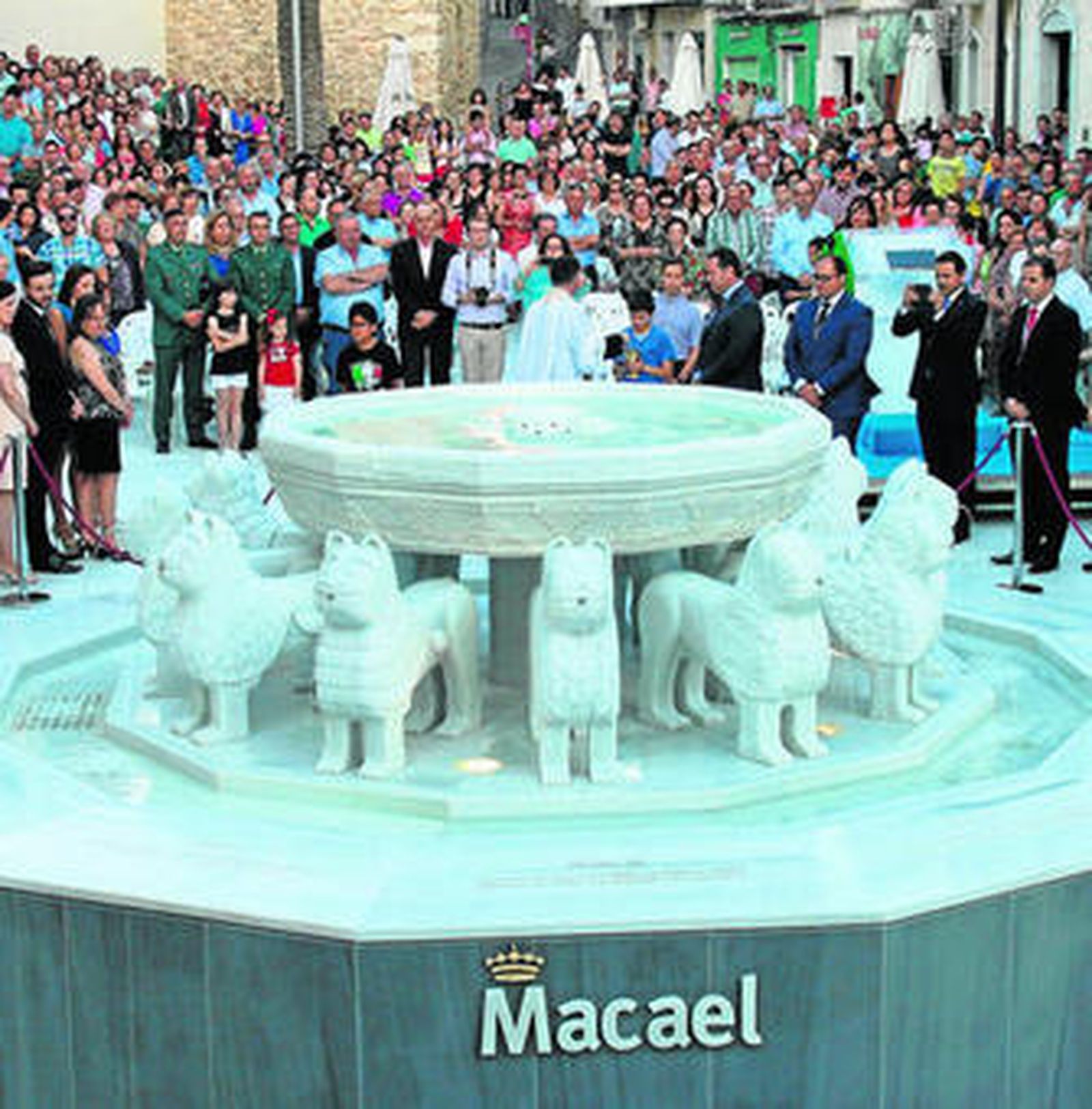 Vecinos en la inauguración de la fuente de los Leones, réplica de la de la Alhambra de Granada.