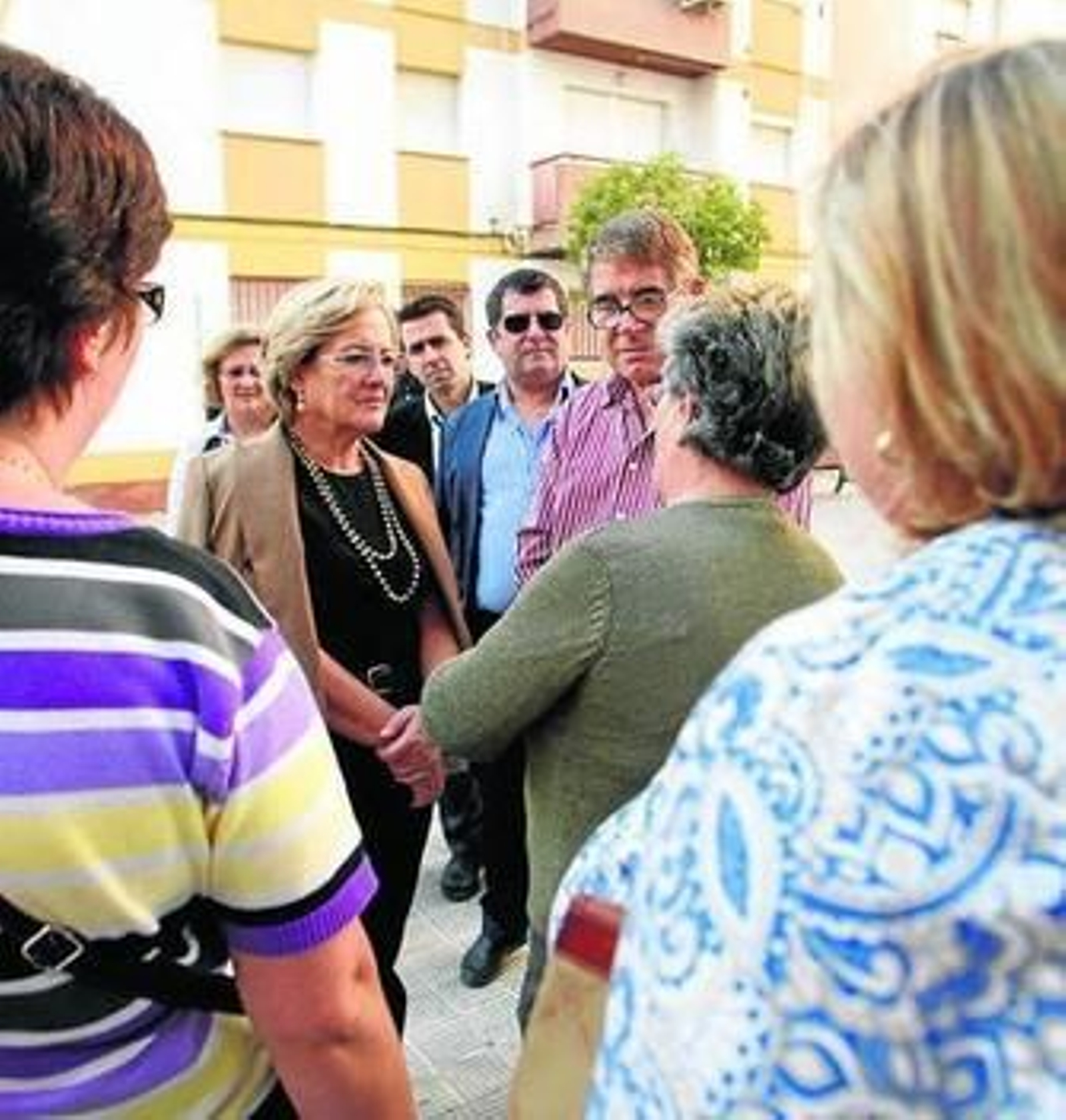 La candidata socialista recibe ánimos de los vecinos.