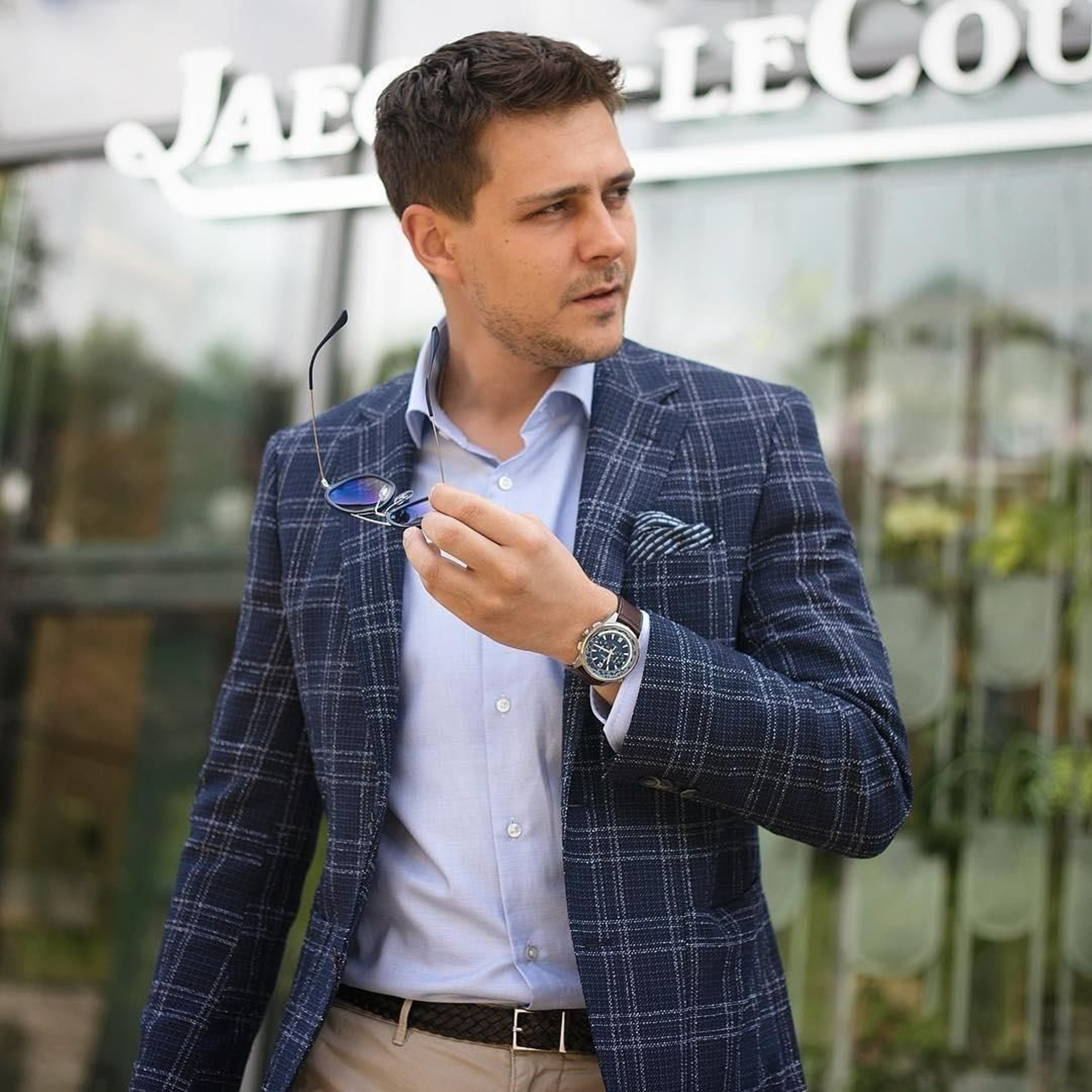 Una camisa azul es un clásico atemporal que soluciona looks en cualquier época del año y para cualquier ocasión. Una camisa azul es un clásico atemporal que soluciona looks en cualquier época del año y para cualquier ocasión.
