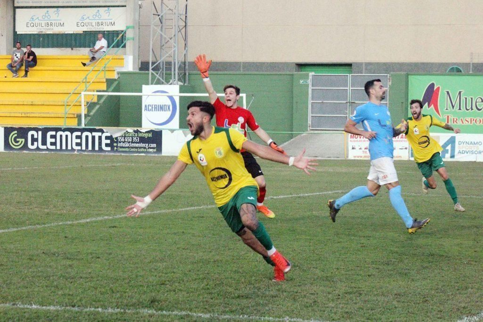 Germán Triunfo celebra su único gol con la Unión, al Ciudad de Lucena