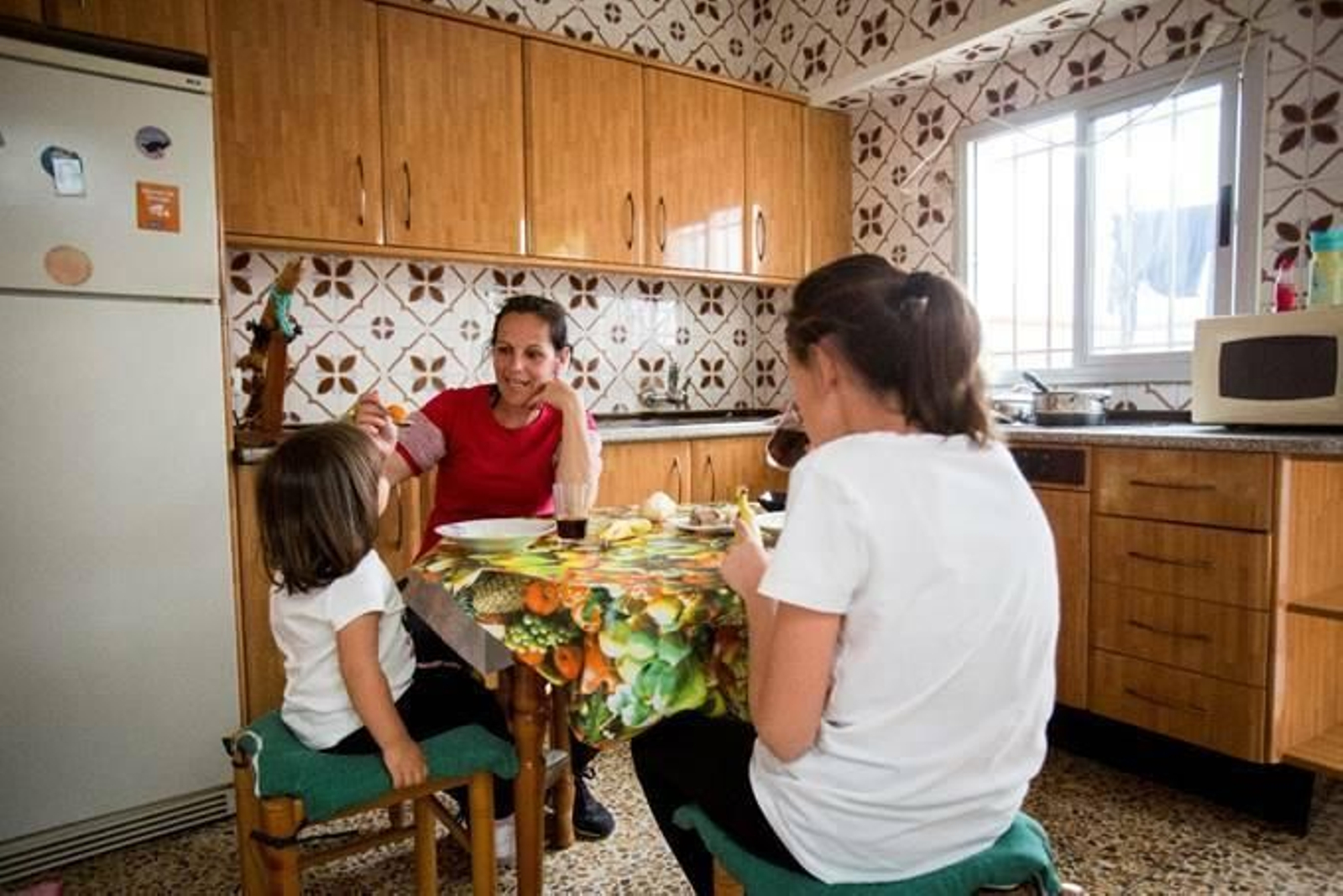 Una mujer solicitante de la renta mínima de inserción con sus dos hijas.