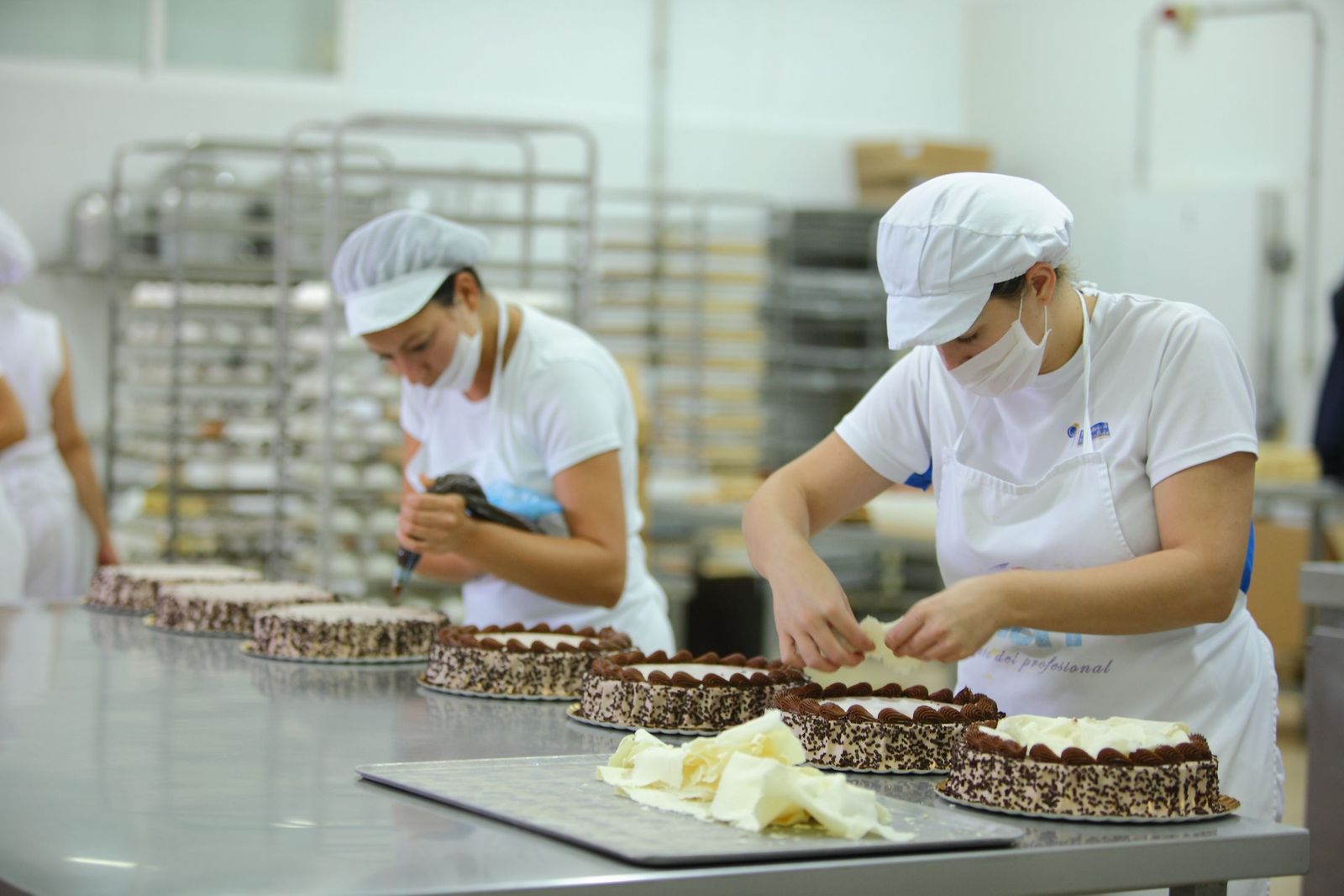 Producción de pastelería en Heladería de Montalbán