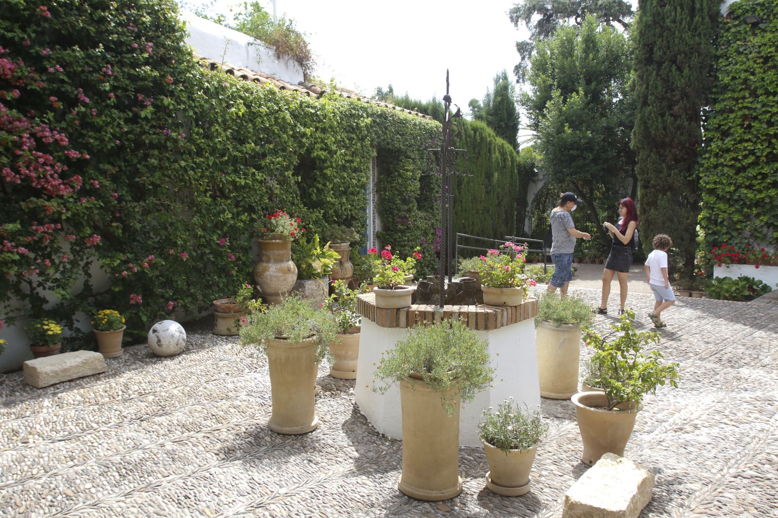 Las fotografías de los primeros paseos por el Palacio de Viana de Córdoba tras el confinamiento